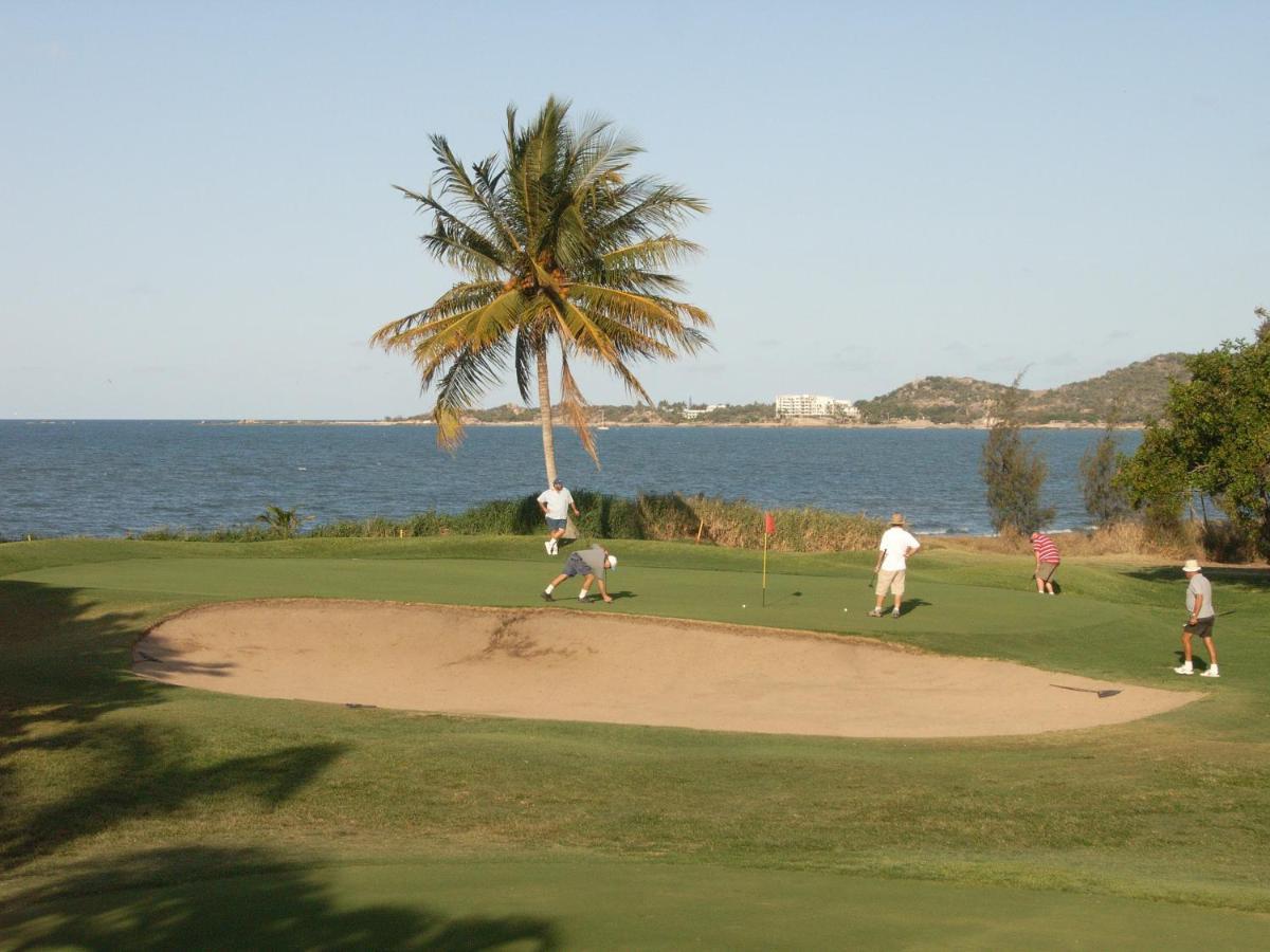 Coral Cove Apartments - Absolute Beachfront Resort Боуэн Экстерьер фото