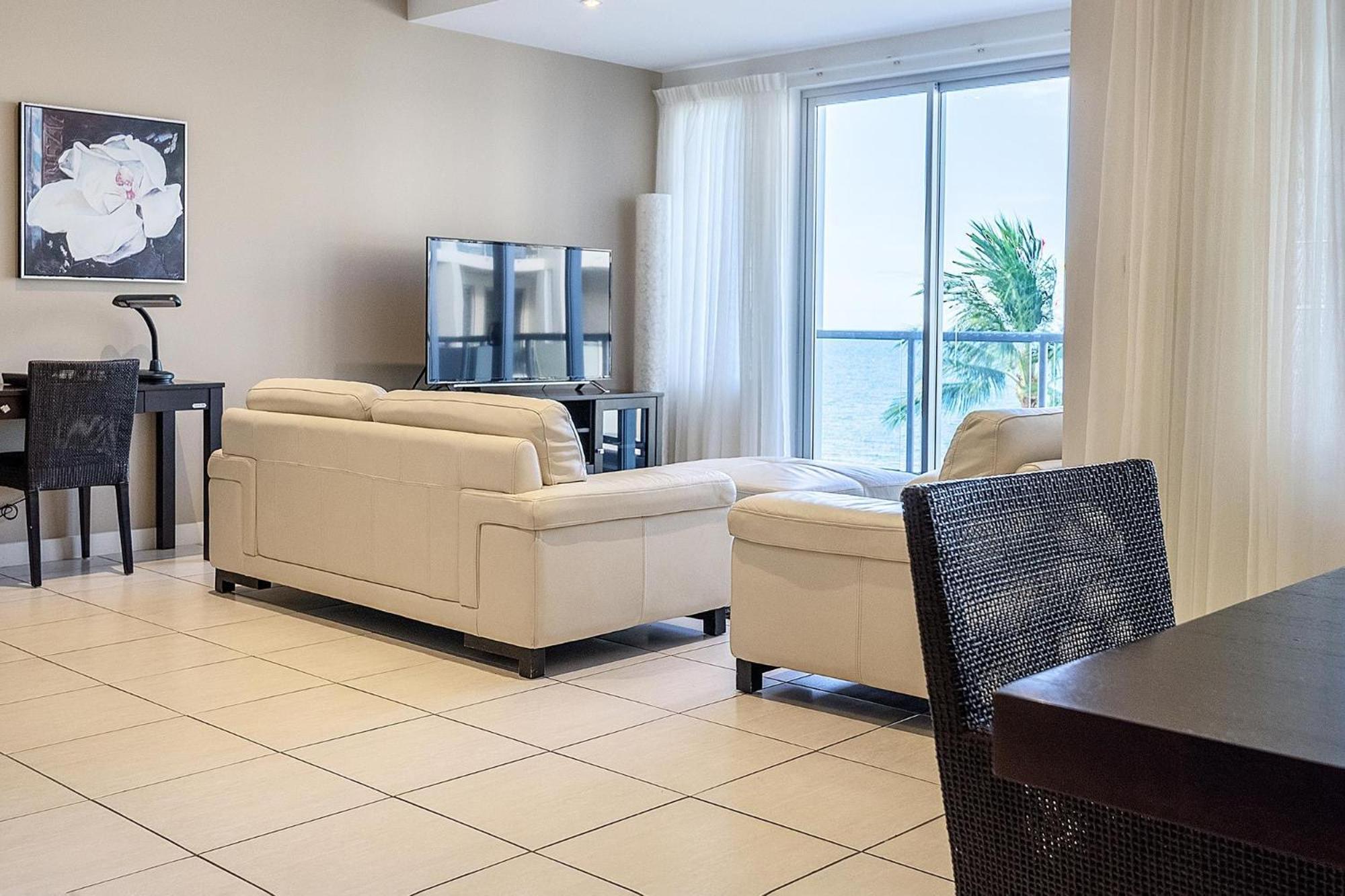 Coral Cove Apartments - Absolute Beachfront Resort Боуэн Экстерьер фото