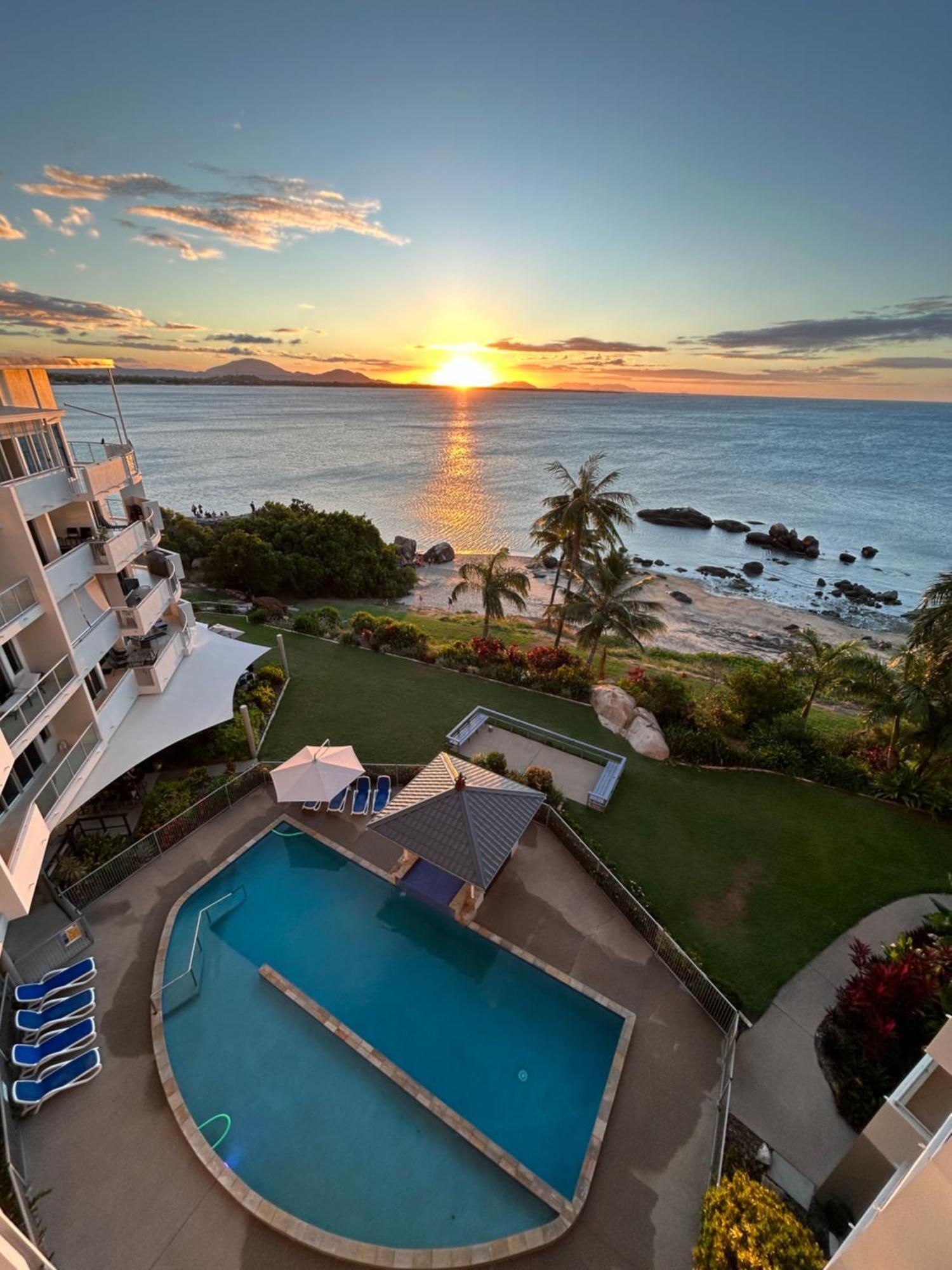 Coral Cove Apartments - Absolute Beachfront Resort Боуэн Экстерьер фото