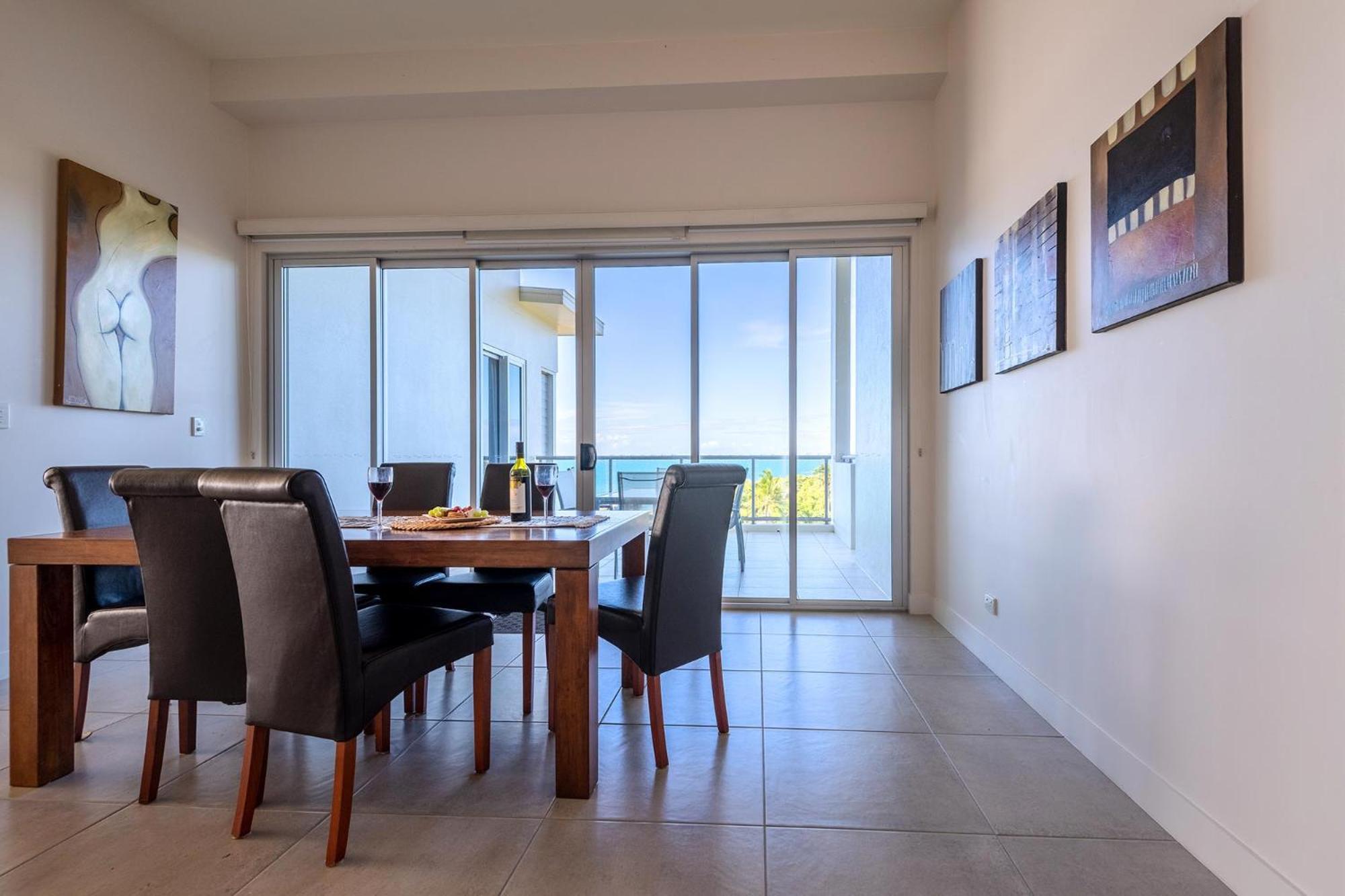 Coral Cove Apartments - Absolute Beachfront Resort Боуэн Экстерьер фото
