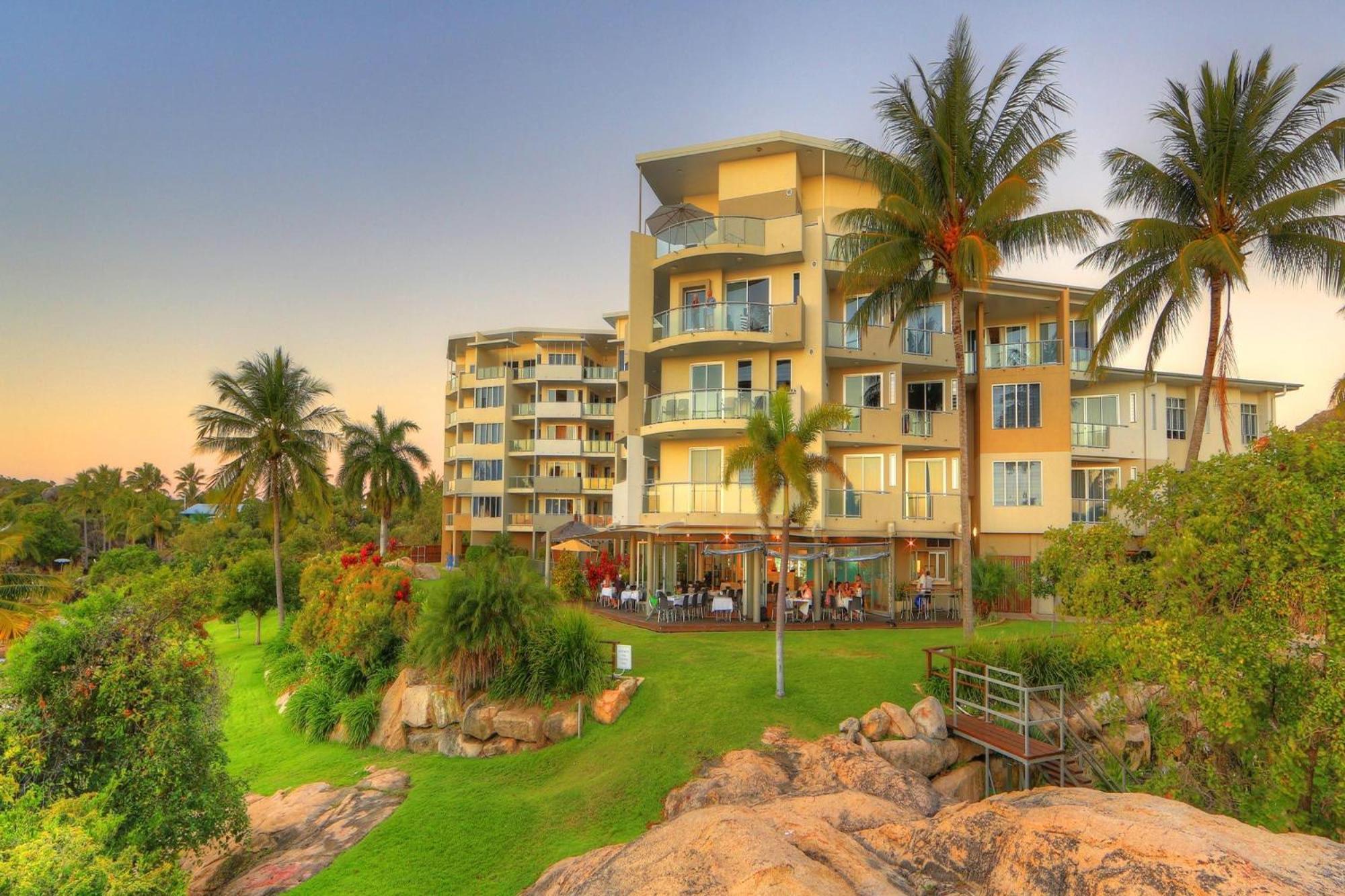 Coral Cove Apartments - Absolute Beachfront Resort Боуэн Экстерьер фото