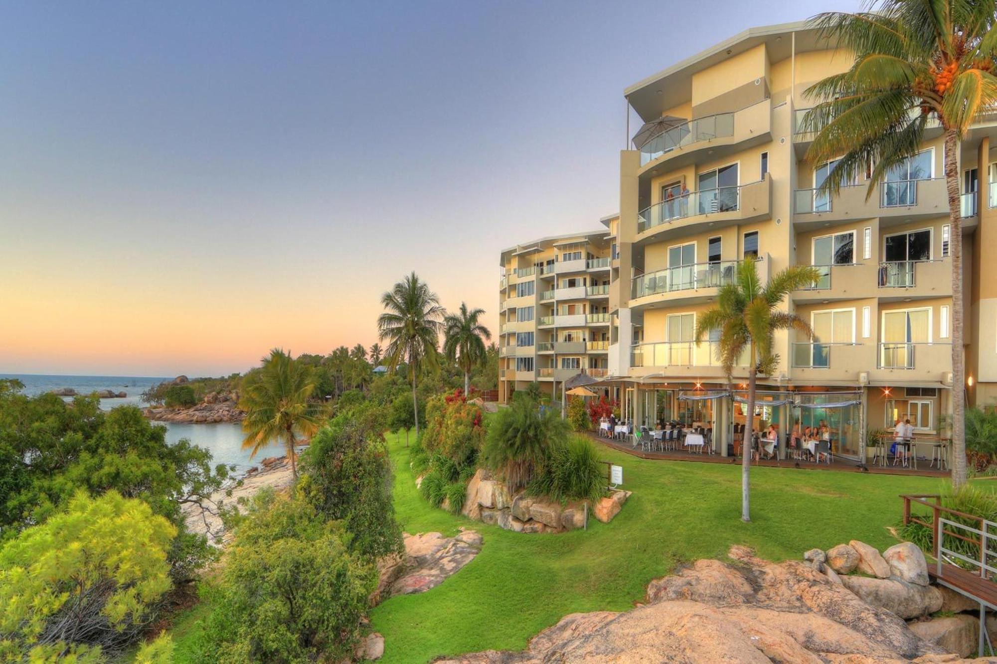 Coral Cove Apartments - Absolute Beachfront Resort Боуэн Экстерьер фото