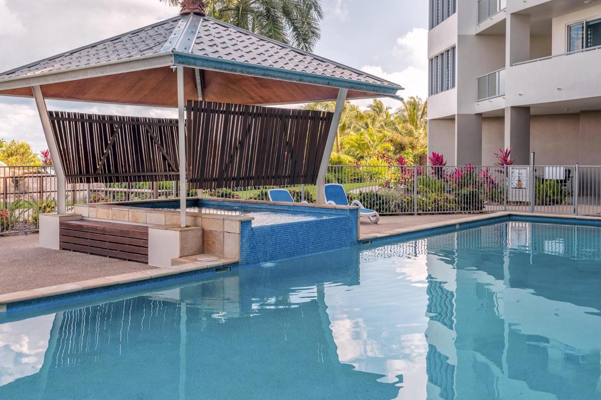 Coral Cove Apartments - Absolute Beachfront Resort Боуэн Экстерьер фото