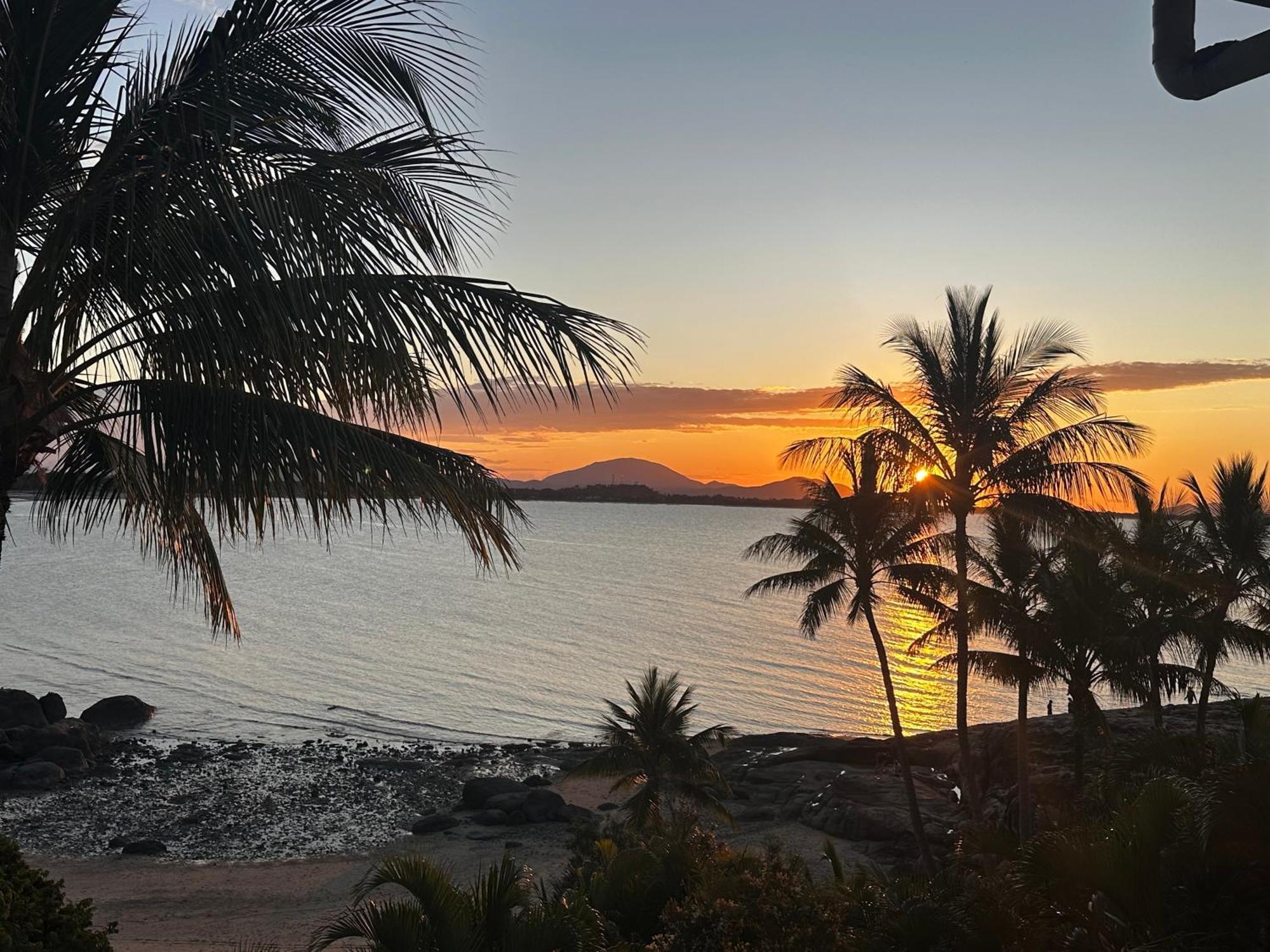Coral Cove Apartments - Absolute Beachfront Resort Боуэн Экстерьер фото