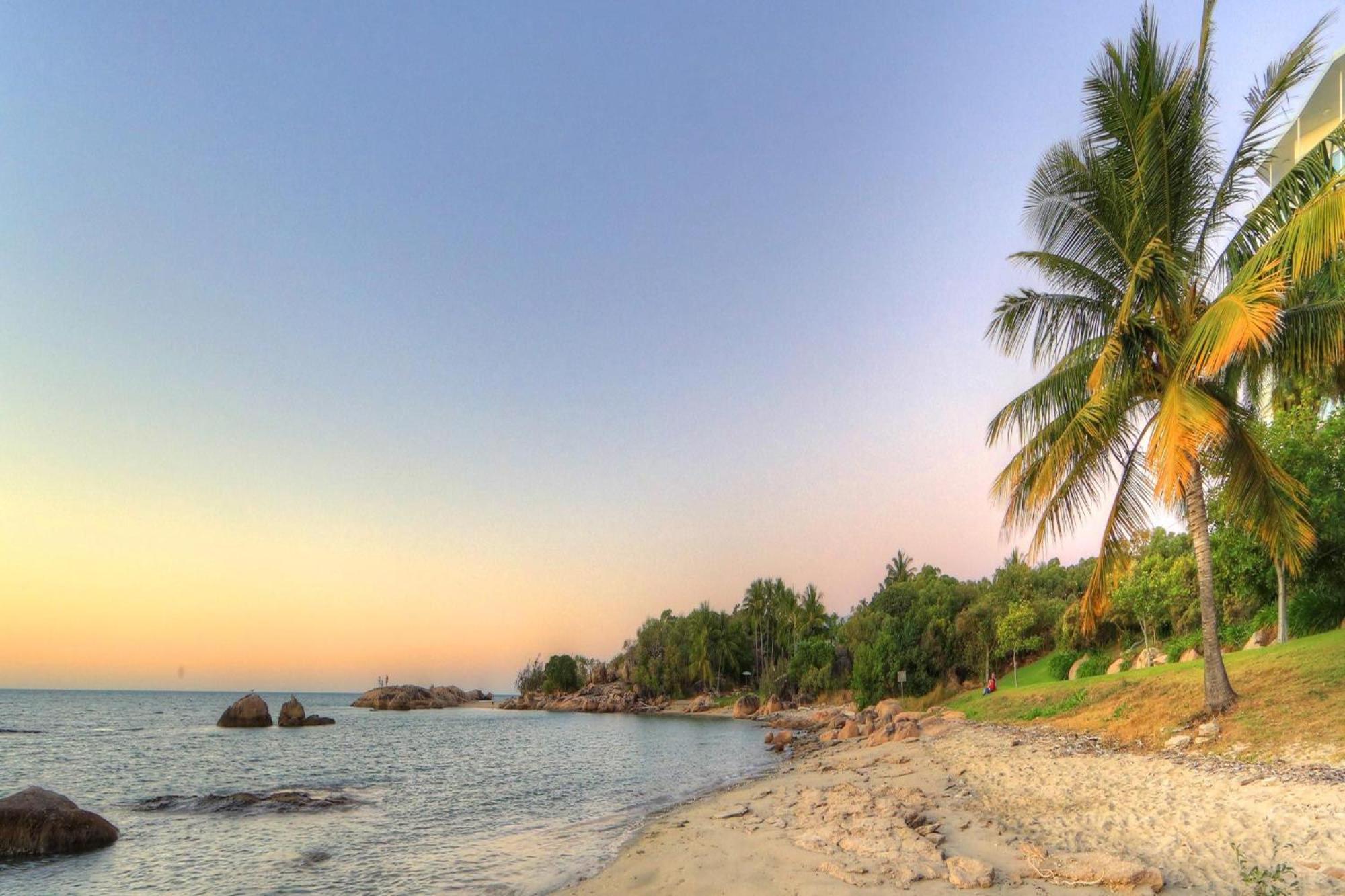 Coral Cove Apartments - Absolute Beachfront Resort Боуэн Экстерьер фото