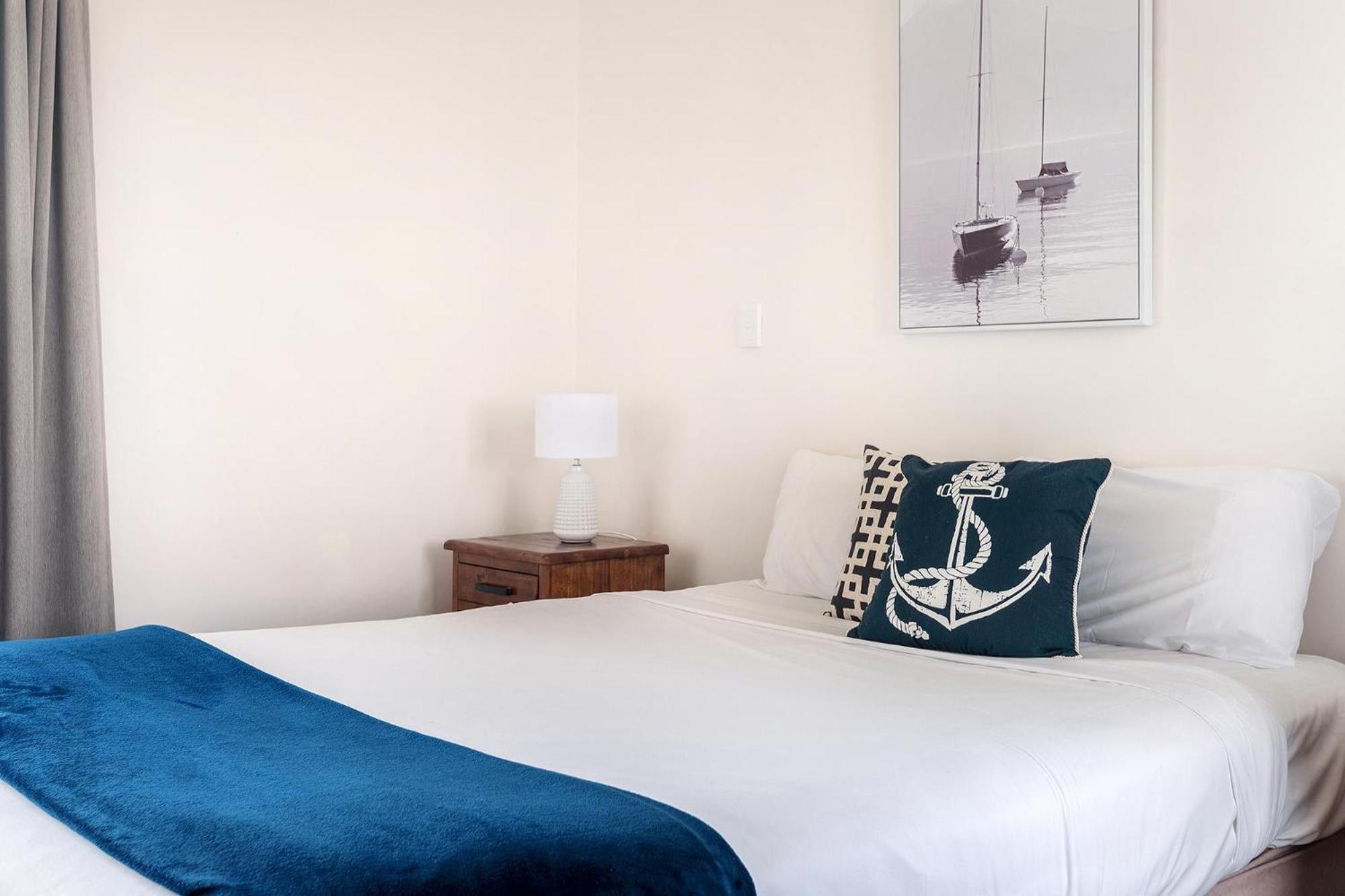 Coral Cove Apartments - Absolute Beachfront Resort Боуэн Экстерьер фото