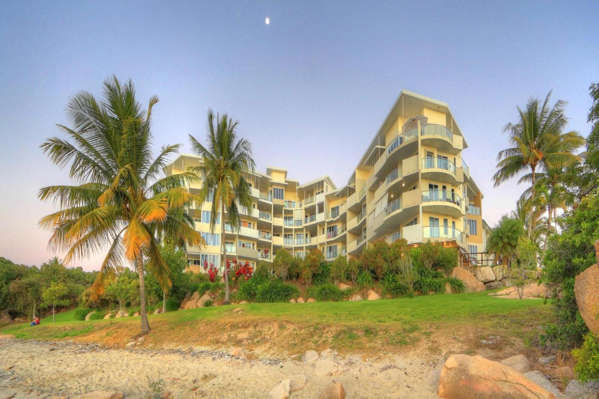Coral Cove Apartments - Absolute Beachfront Resort Боуэн Экстерьер фото