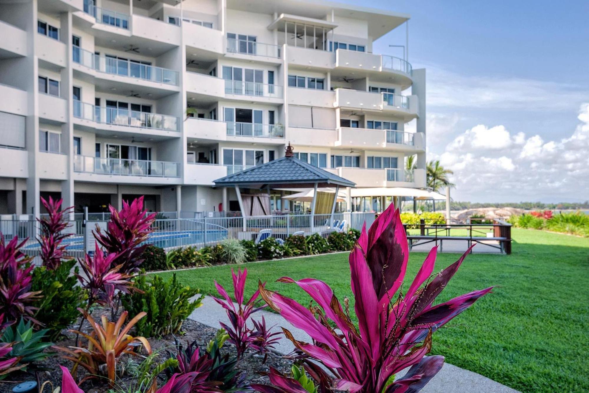 Coral Cove Apartments - Absolute Beachfront Resort Боуэн Экстерьер фото