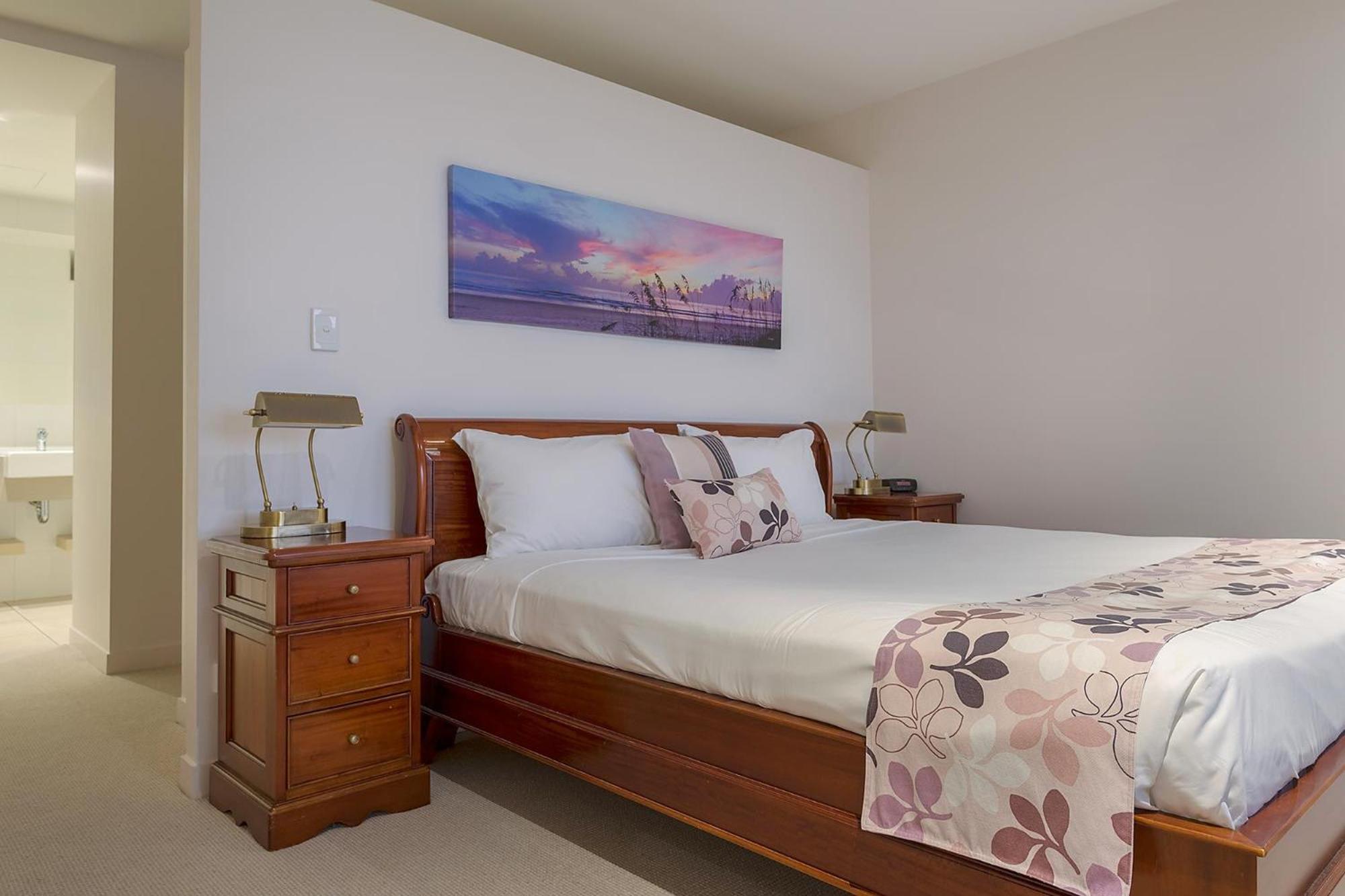 Coral Cove Apartments - Absolute Beachfront Resort Боуэн Экстерьер фото
