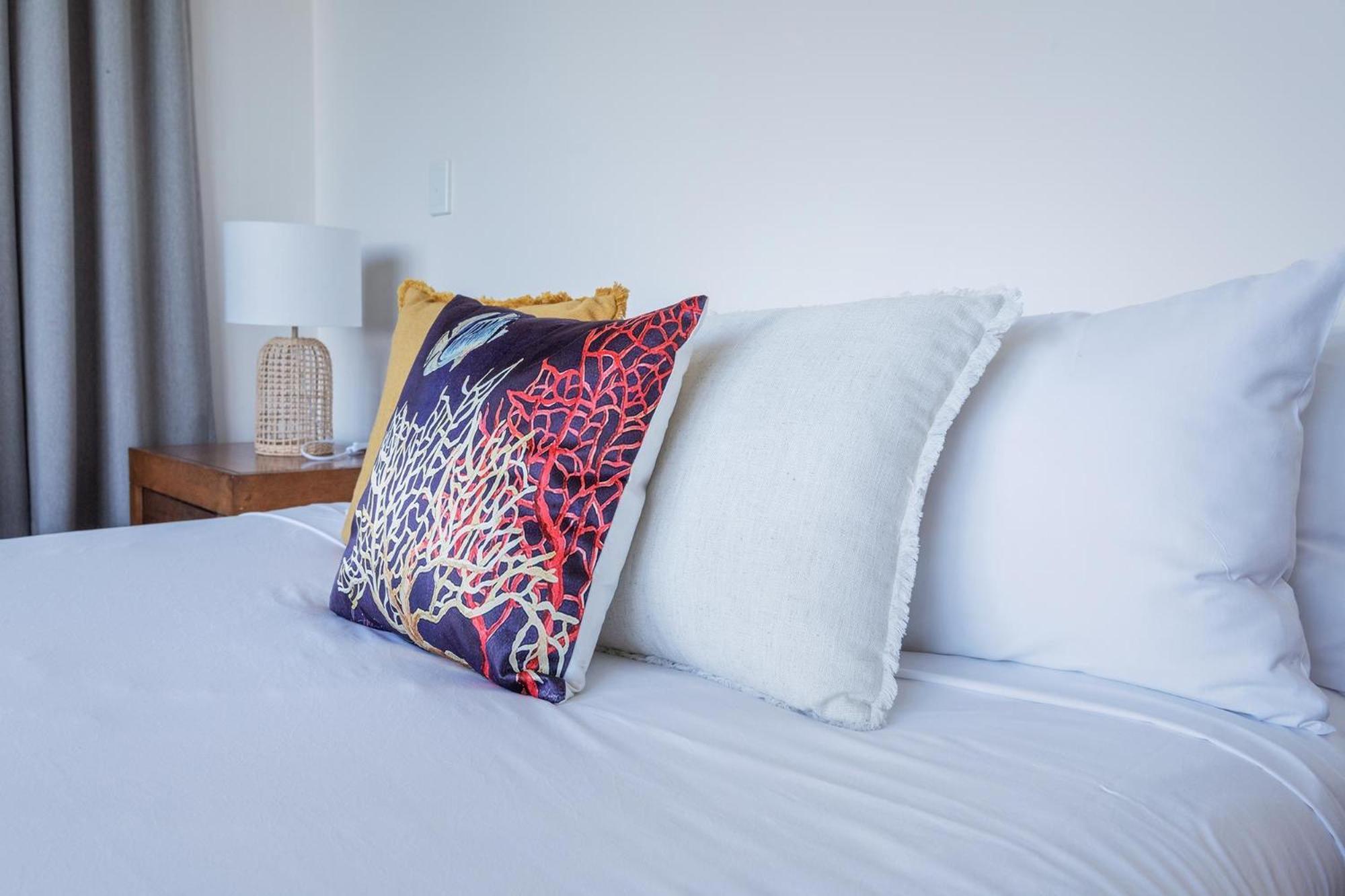 Coral Cove Apartments - Absolute Beachfront Resort Боуэн Экстерьер фото