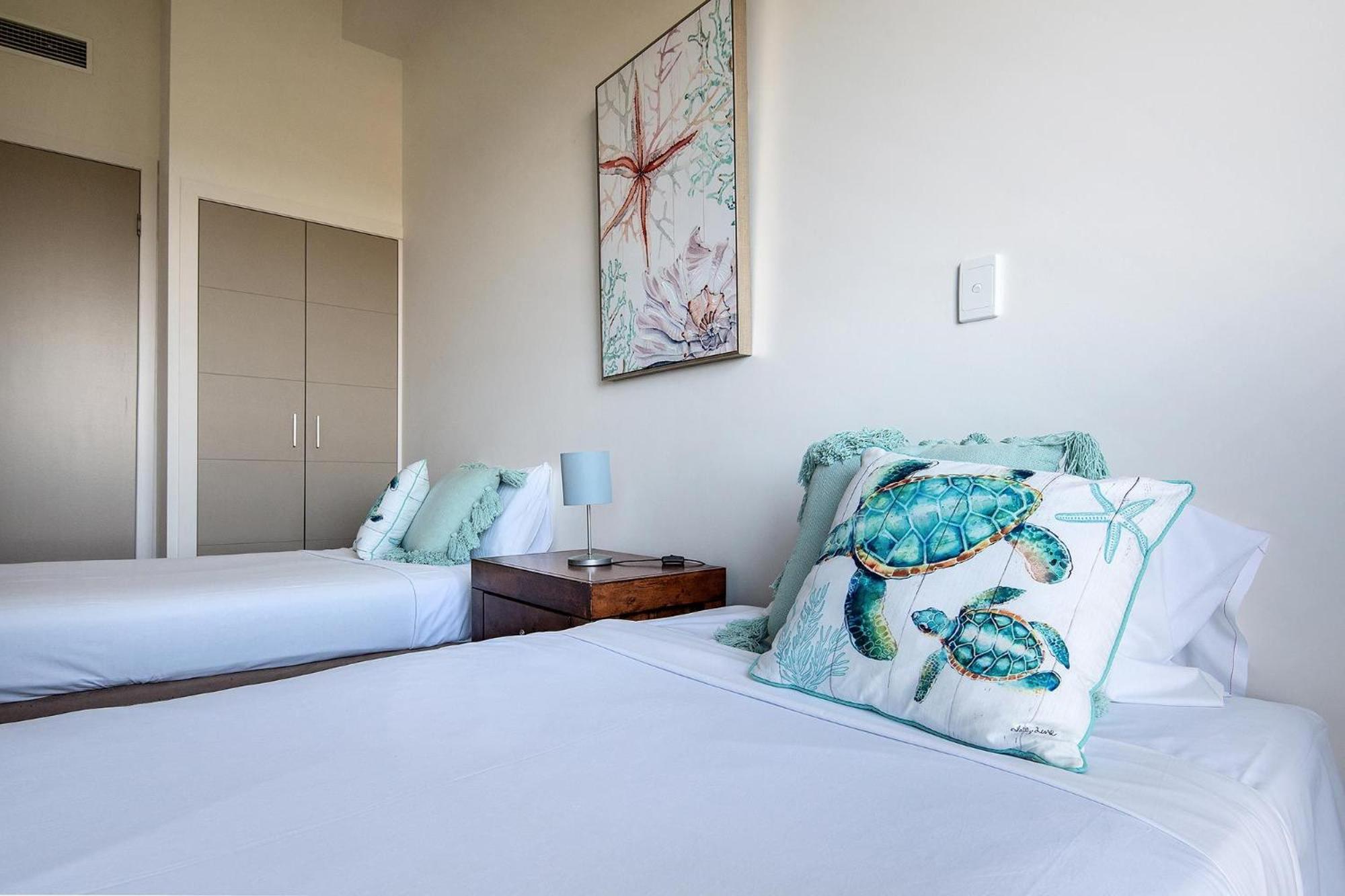 Coral Cove Apartments - Absolute Beachfront Resort Боуэн Экстерьер фото
