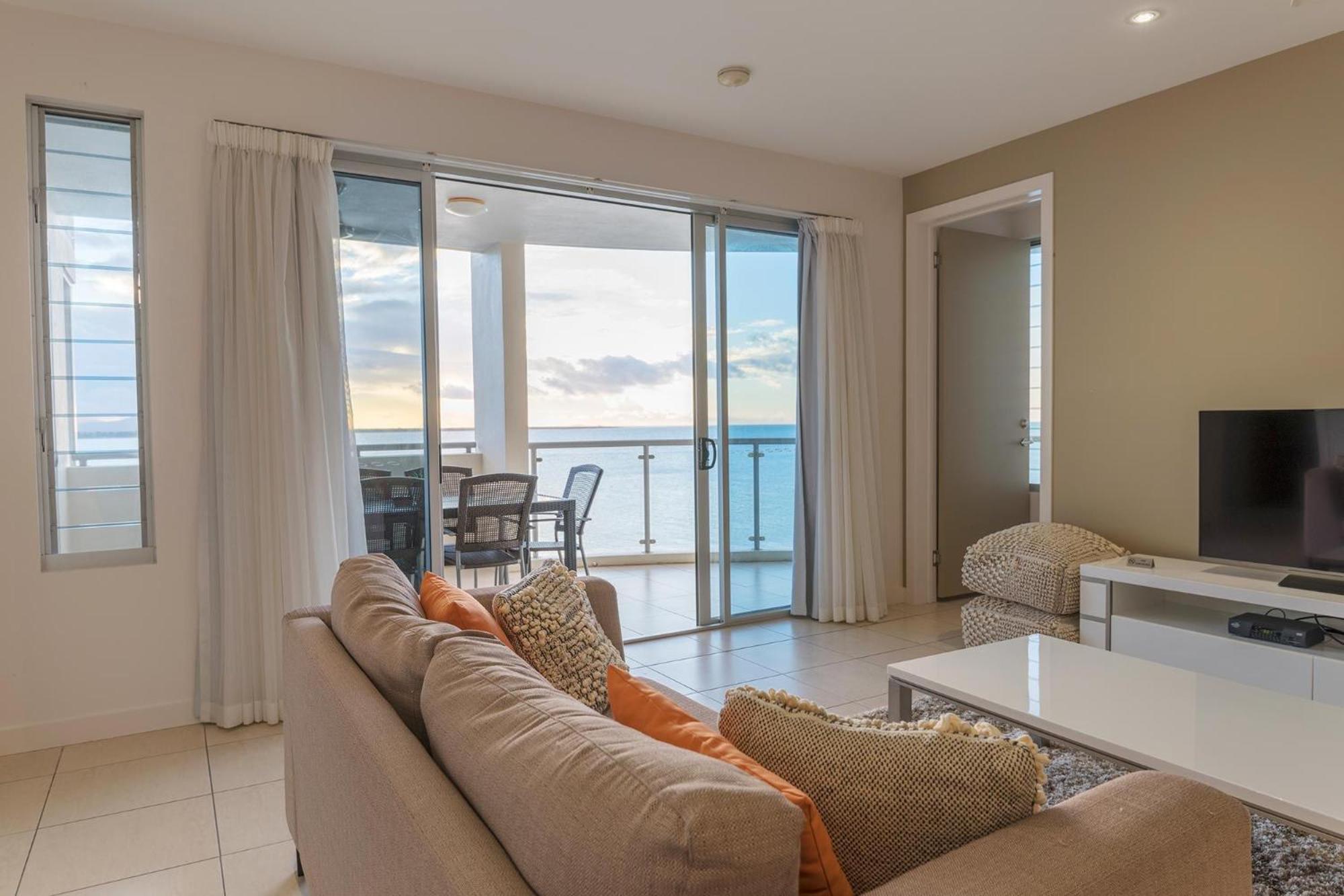 Coral Cove Apartments - Absolute Beachfront Resort Боуэн Экстерьер фото