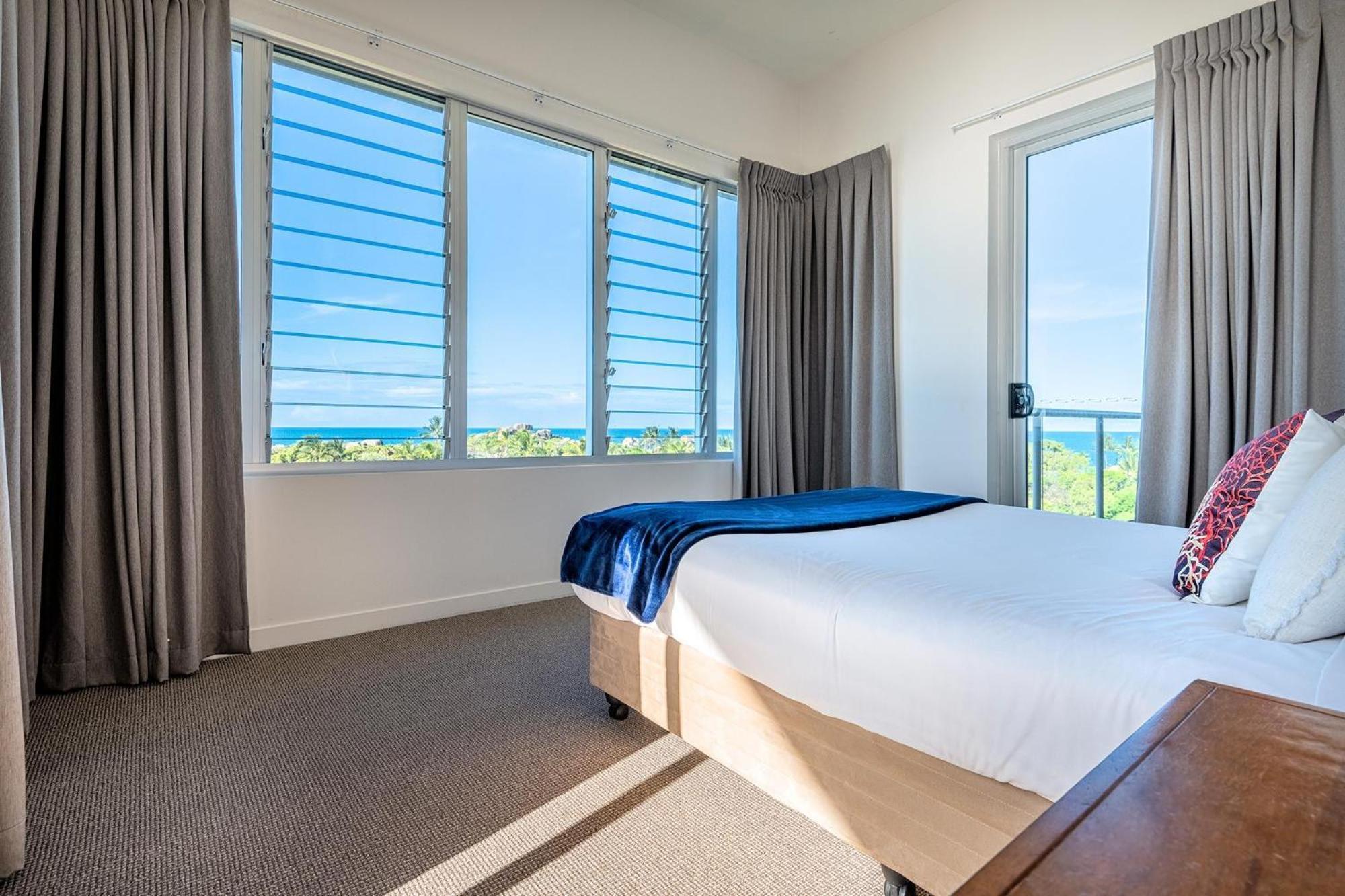 Coral Cove Apartments - Absolute Beachfront Resort Боуэн Экстерьер фото
