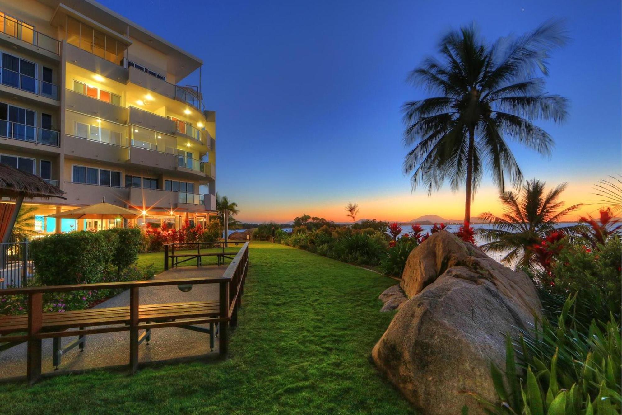 Coral Cove Apartments - Absolute Beachfront Resort Боуэн Экстерьер фото