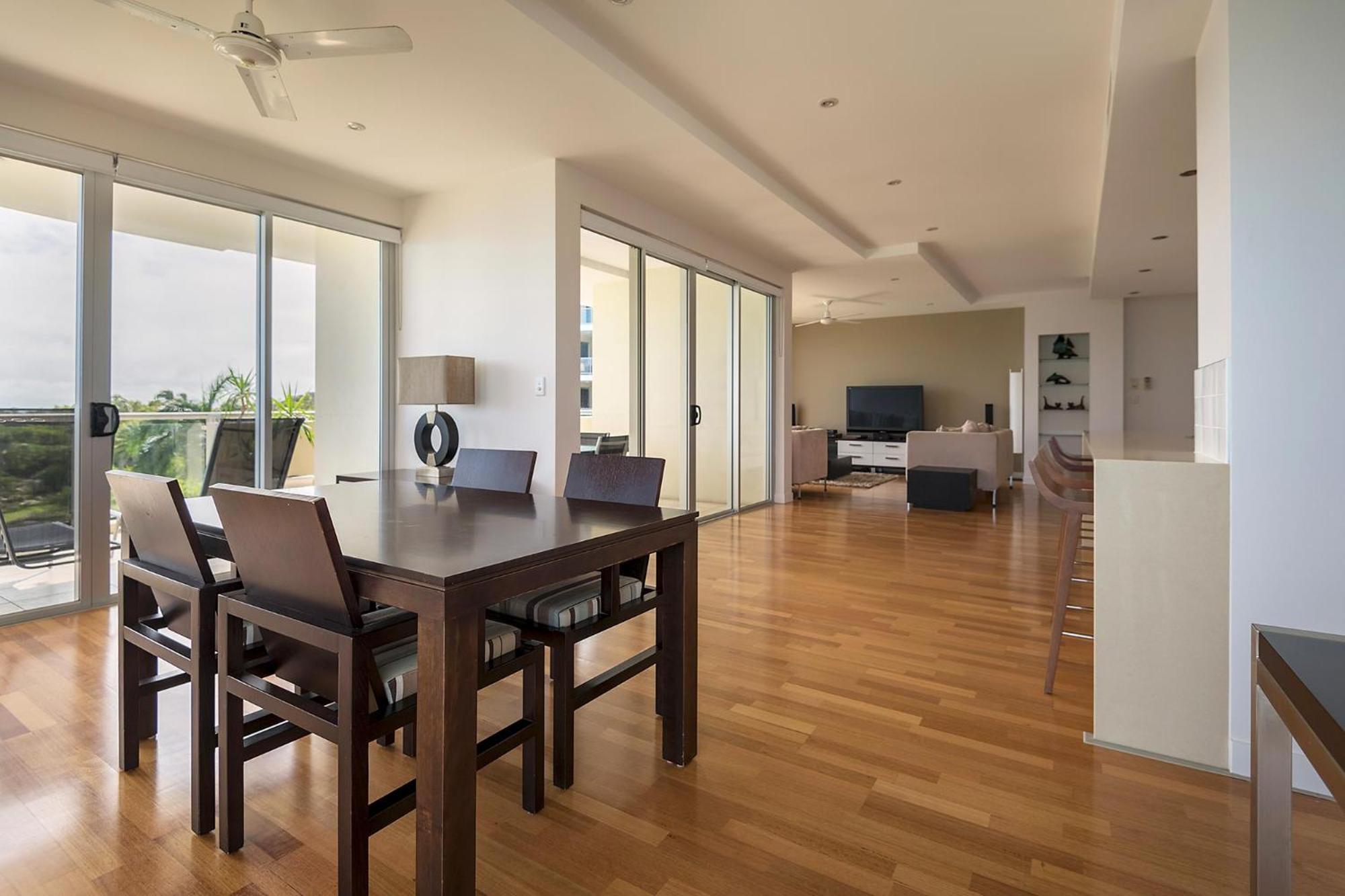 Coral Cove Apartments - Absolute Beachfront Resort Боуэн Экстерьер фото