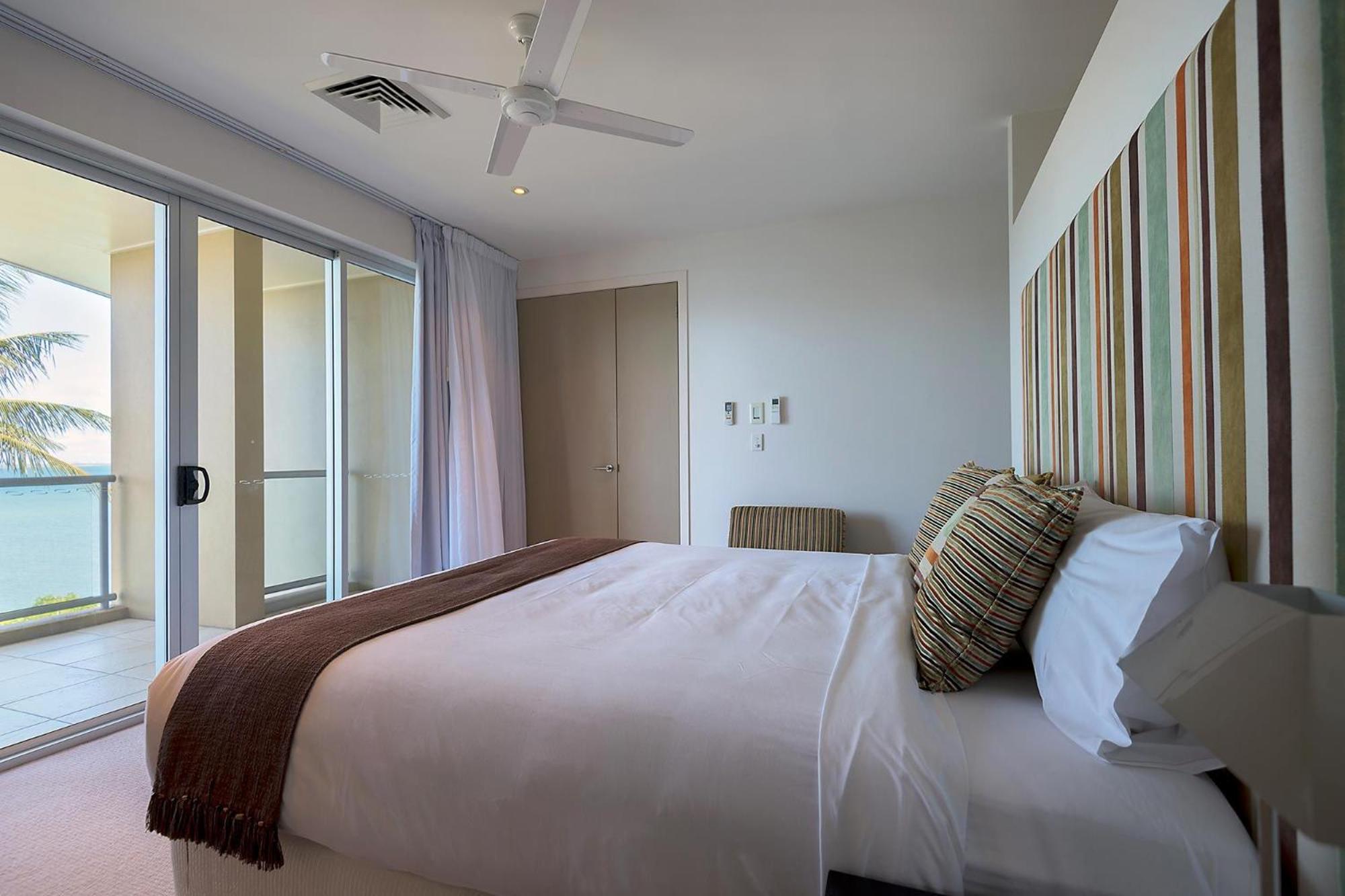 Coral Cove Apartments - Absolute Beachfront Resort Боуэн Экстерьер фото
