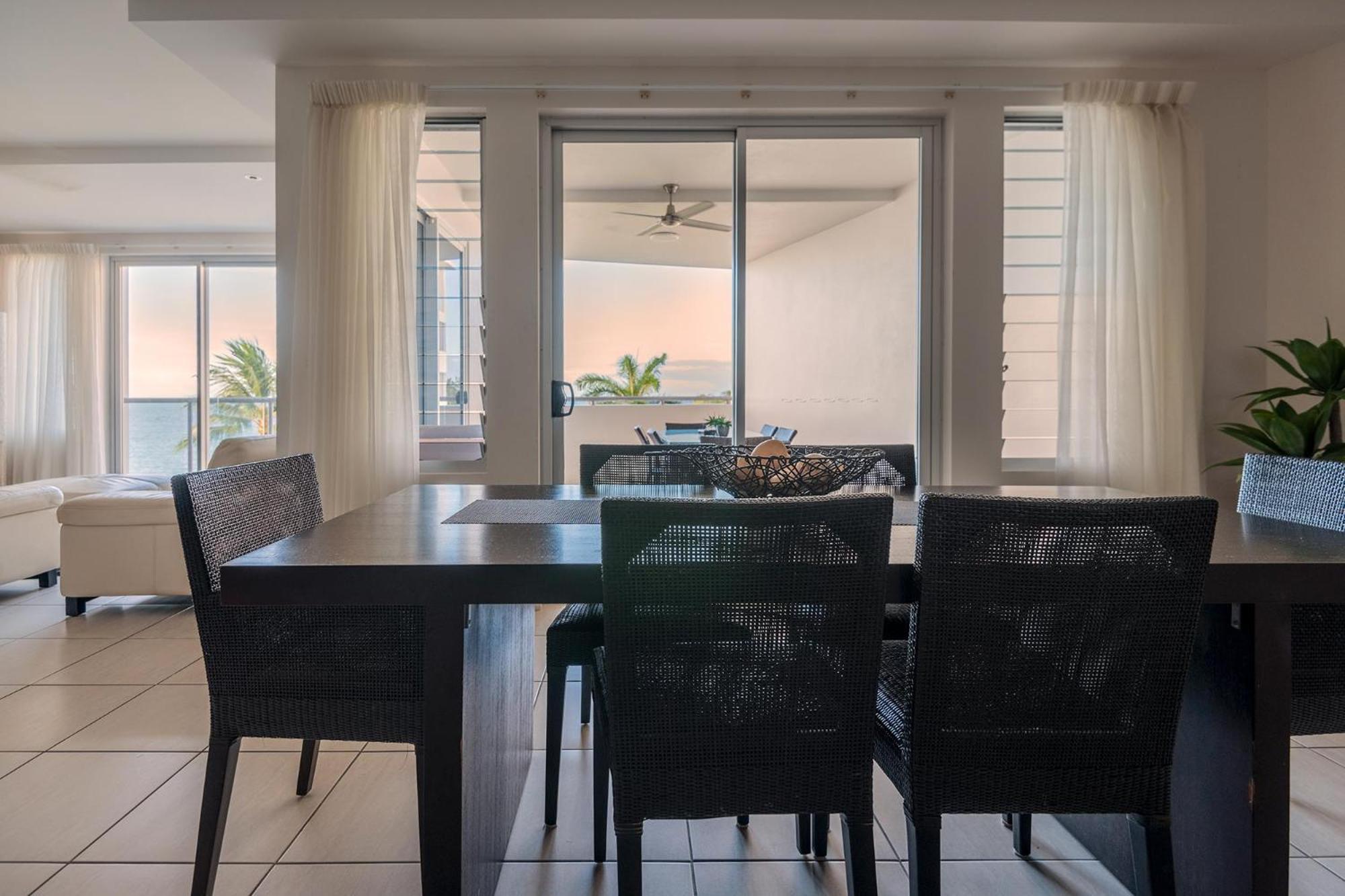 Coral Cove Apartments - Absolute Beachfront Resort Боуэн Экстерьер фото