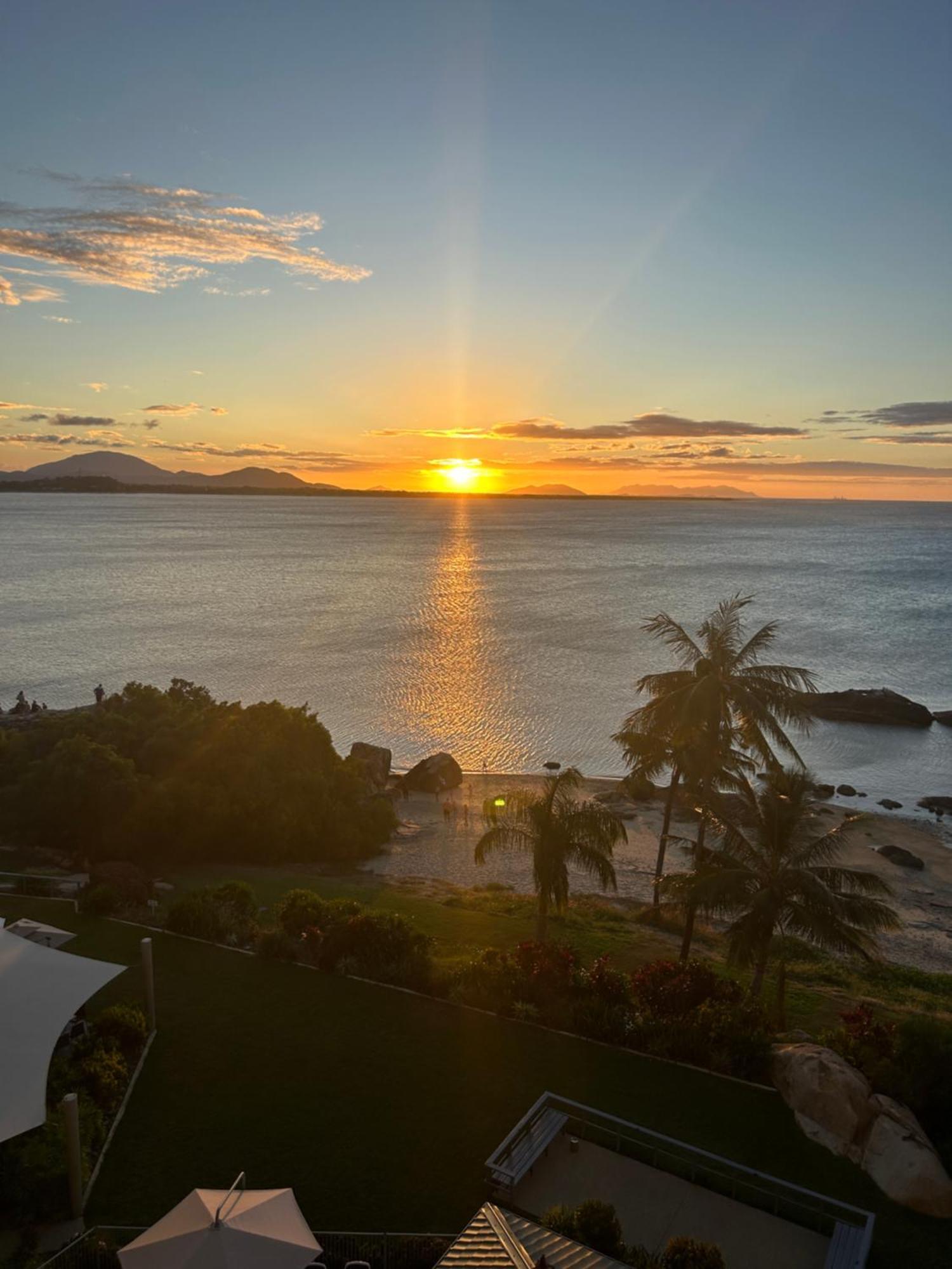 Coral Cove Apartments - Absolute Beachfront Resort Боуэн Экстерьер фото