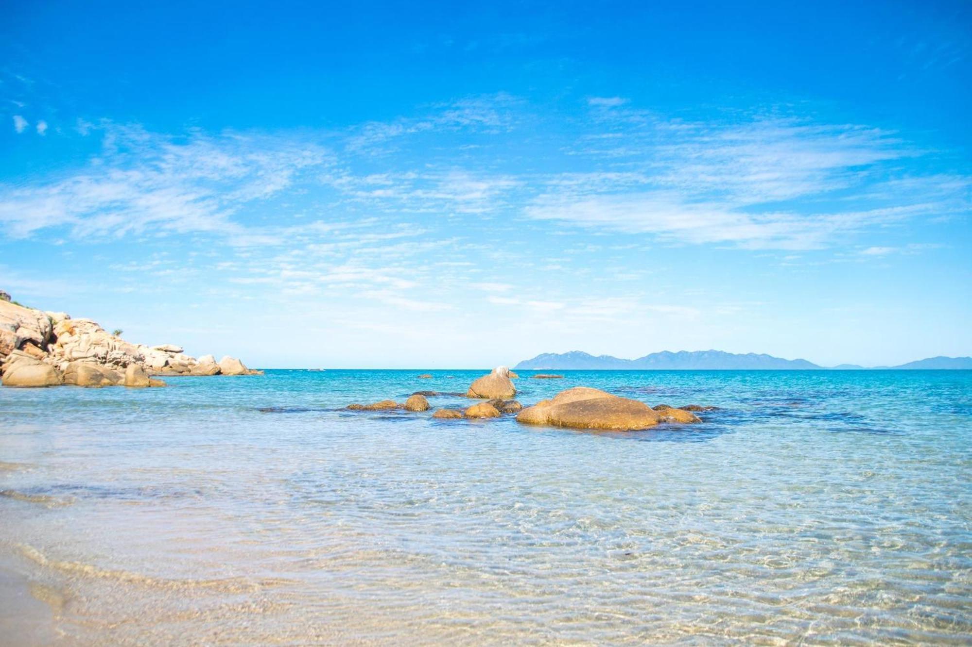 Coral Cove Apartments - Absolute Beachfront Resort Боуэн Экстерьер фото