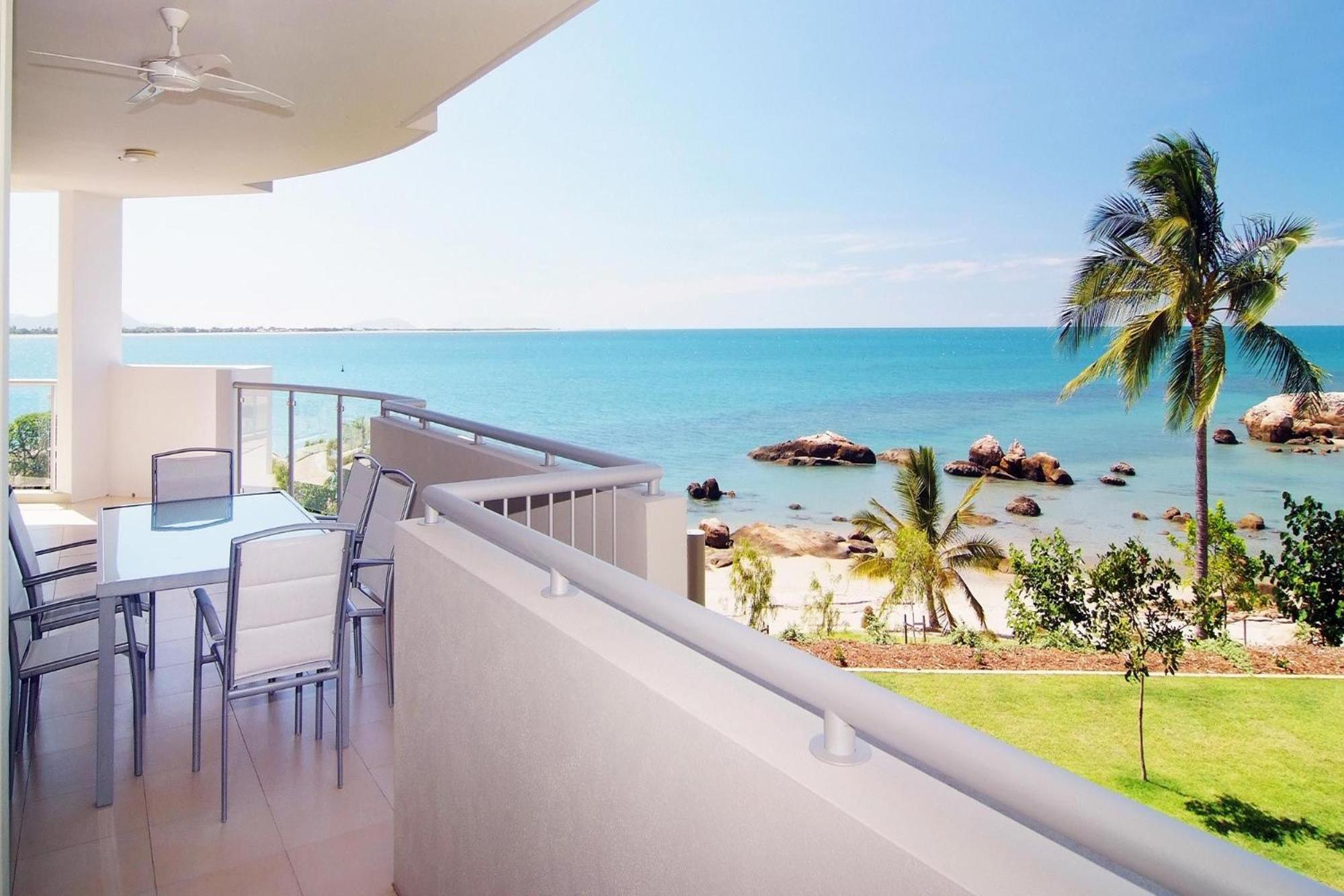 Coral Cove Apartments - Absolute Beachfront Resort Боуэн Экстерьер фото