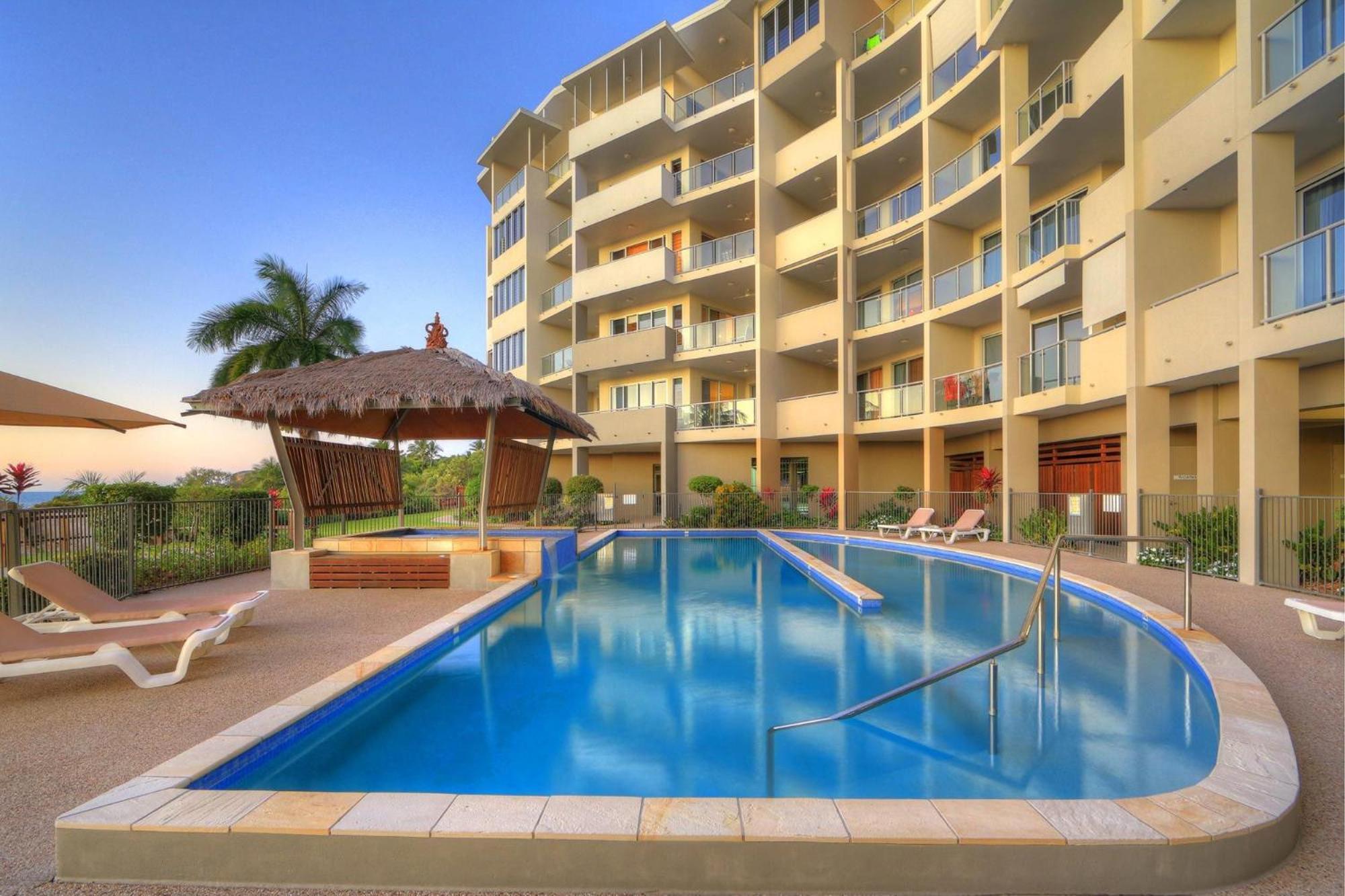Coral Cove Apartments - Absolute Beachfront Resort Боуэн Экстерьер фото