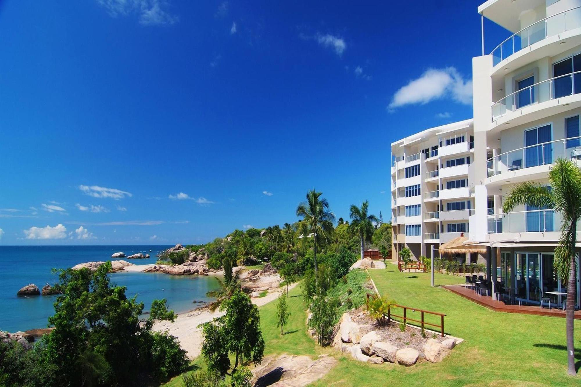 Coral Cove Apartments - Absolute Beachfront Resort Боуэн Экстерьер фото