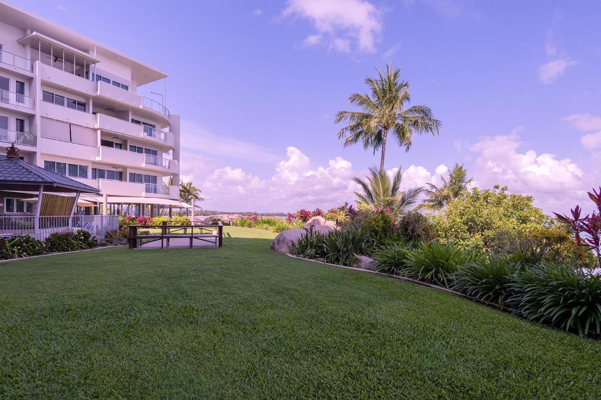 Coral Cove Apartments - Absolute Beachfront Resort Боуэн Экстерьер фото