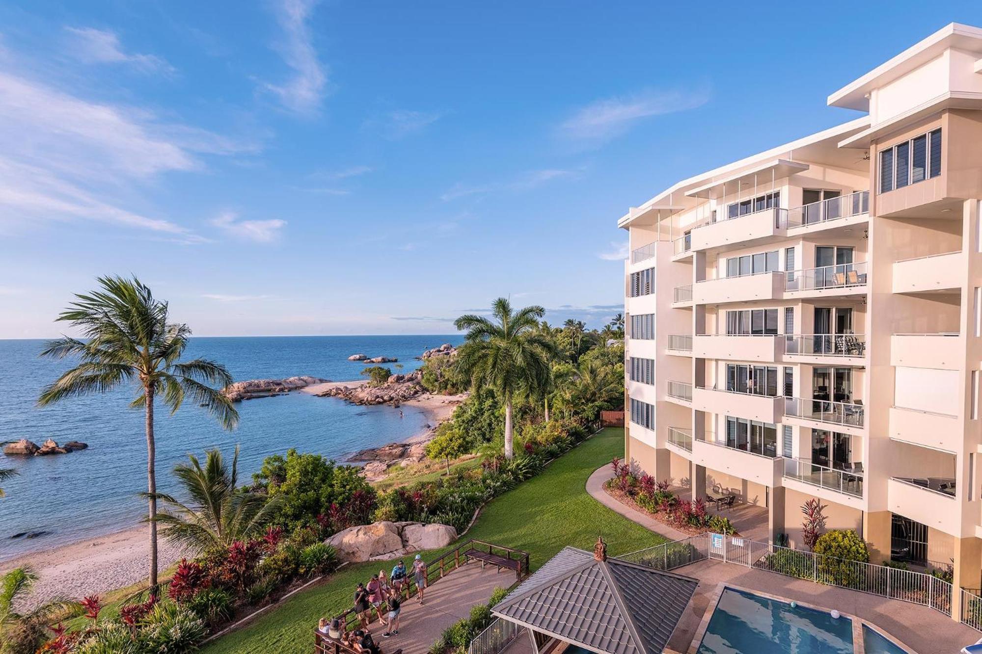 Coral Cove Apartments - Absolute Beachfront Resort Боуэн Экстерьер фото
