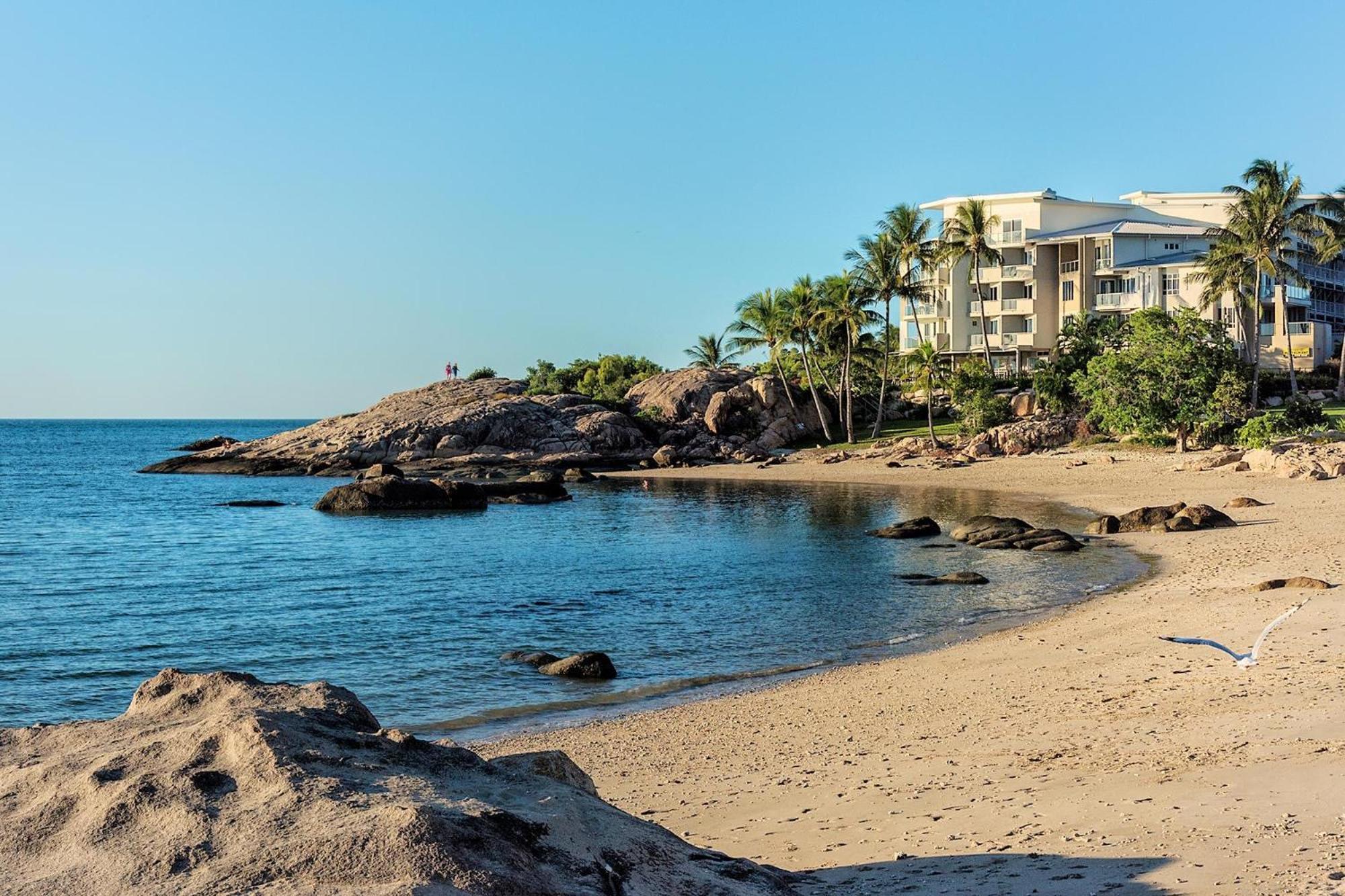 Coral Cove Apartments - Absolute Beachfront Resort Боуэн Экстерьер фото