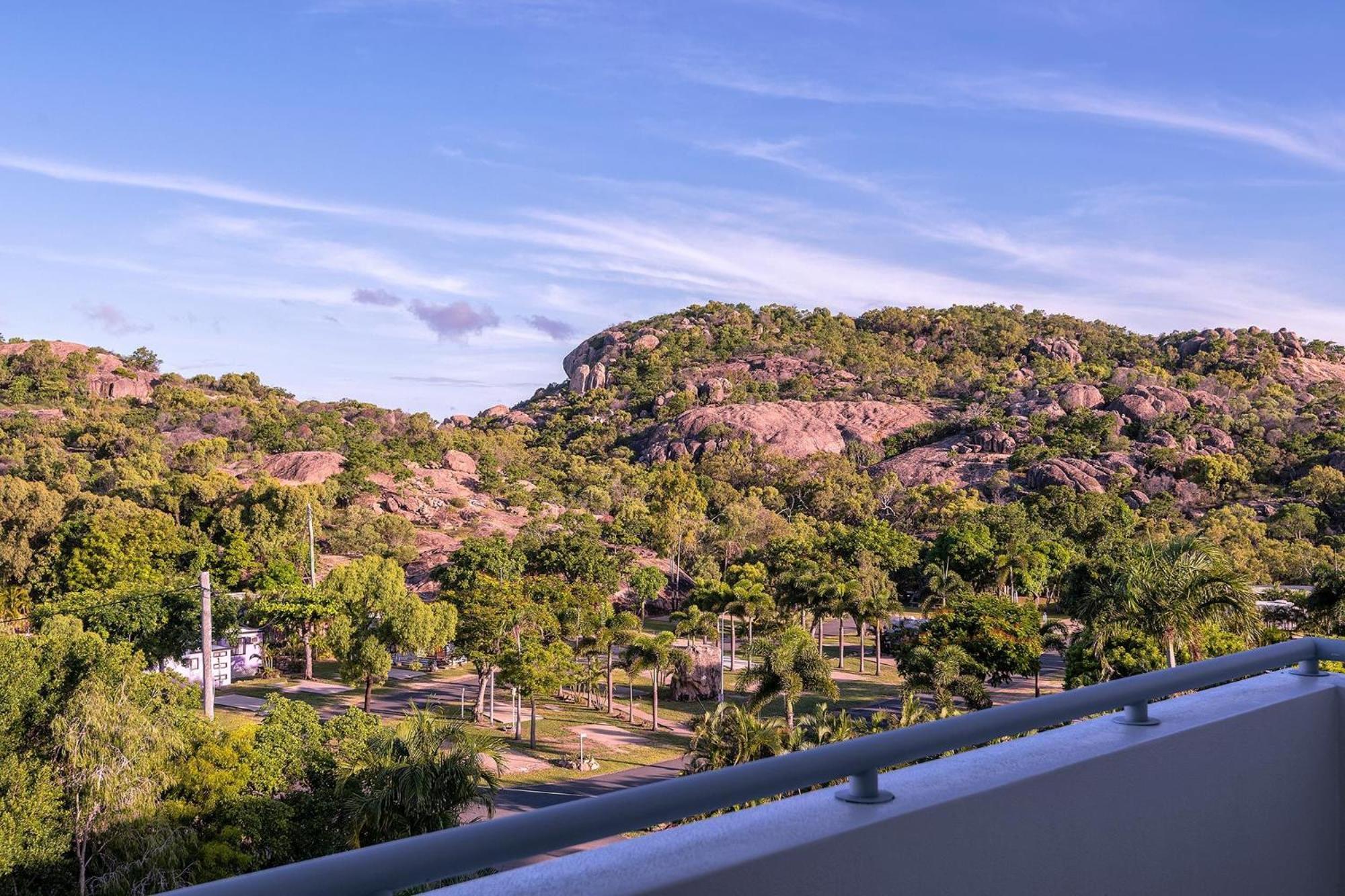 Coral Cove Apartments - Absolute Beachfront Resort Боуэн Экстерьер фото