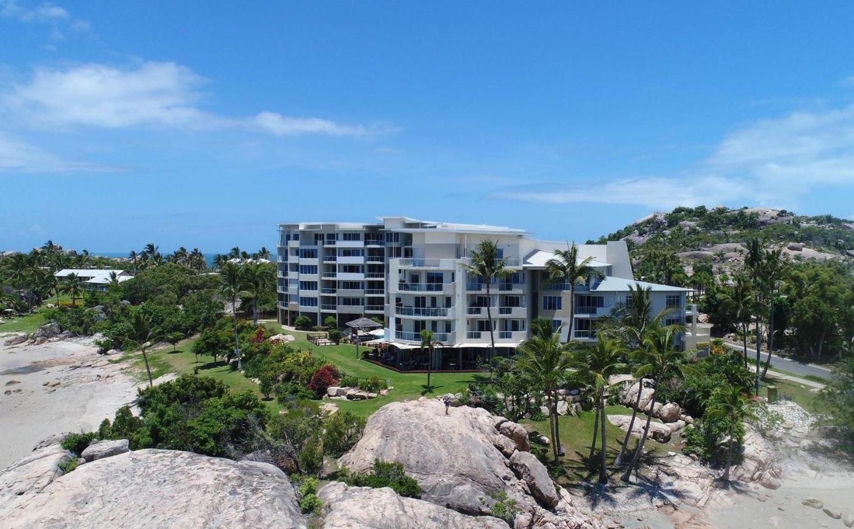 Coral Cove Apartments - Absolute Beachfront Resort Боуэн Экстерьер фото