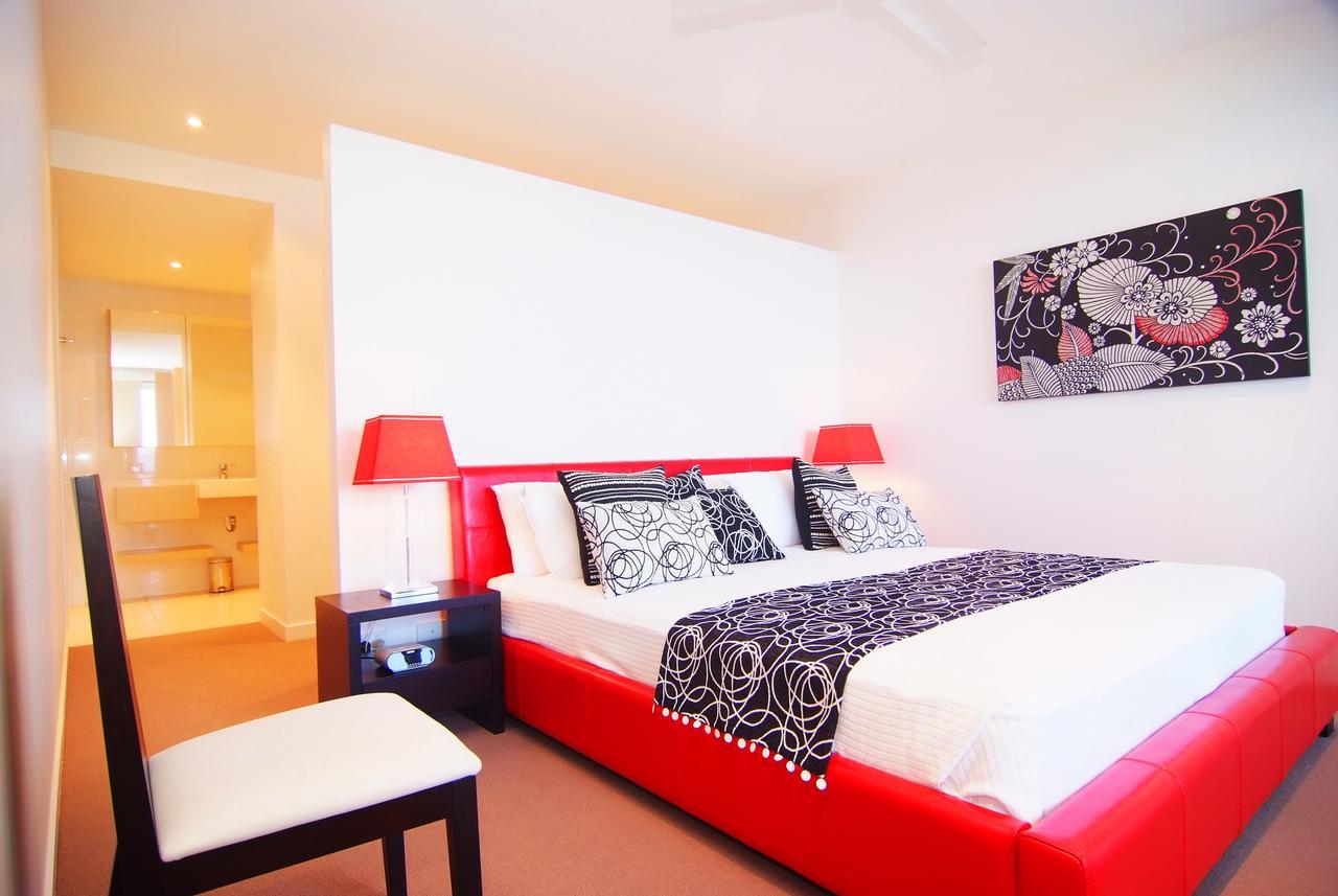 Coral Cove Apartments - Absolute Beachfront Resort Боуэн Экстерьер фото